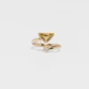 Anillo Eternal Gold Contraria en oro amarillo con diamante y cuarzo verde Anillo Eternal Gold Contraria en oro amarillo con diamante y cuarzo verde