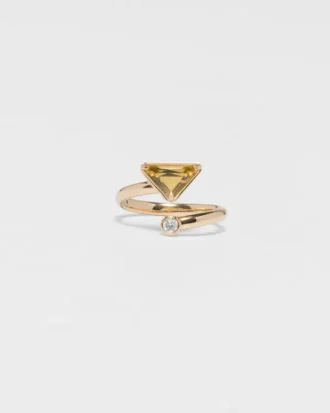 Anillo Eternal Gold Contraria en oro amarillo con diamante y cuarzo verde