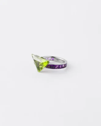 Anillo solitario Couleur Vivante – Oro blanco con peridoto y amatista
