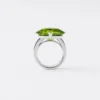 Anillo solitario Couleur Vivante – Oro blanco con peridoto y amatista Anillo solitario Couleur Vivante – Oro blanco con peridoto y amatista