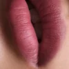 Barra de labios Prada Monochrome Soft Matte – B105 – Tonka Barra de labios Prada Monochrome Soft Matte – B105 – Tonka