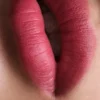 Barra de labios Prada Monochrome Soft Matte – P157 – Pourpre Barra de labios Prada Monochrome Soft Matte – P157 – Pourpre