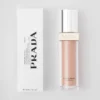Base de maquillaje optimizadora de la piel Prada Reveal – Mc60 – Tono medio frío Base de maquillaje optimizadora de la piel Prada Reveal – Mc60 – Tono medio frío