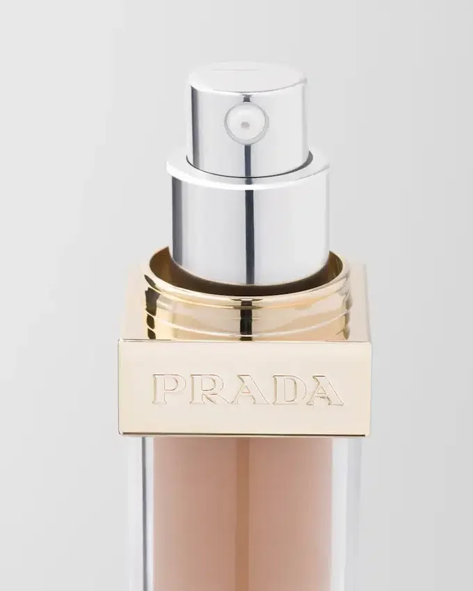 Base de maquillaje optimizadora de la piel Prada Reveal – Mn40 – Neutro medio Base de maquillaje optimizadora de la piel Prada Reveal – Mn40 – Neutro medio