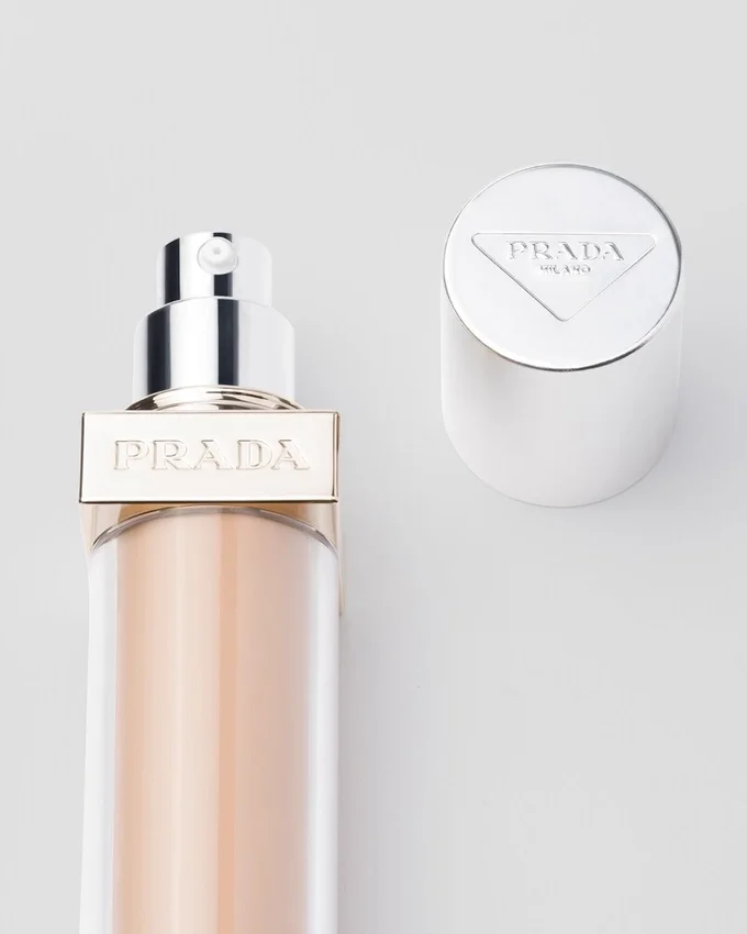 Base de maquillaje optimizadora de la piel Prada Reveal – Mn45 – Neutro medio Base de maquillaje optimizadora de la piel Prada Reveal – Mn45 – Neutro medio