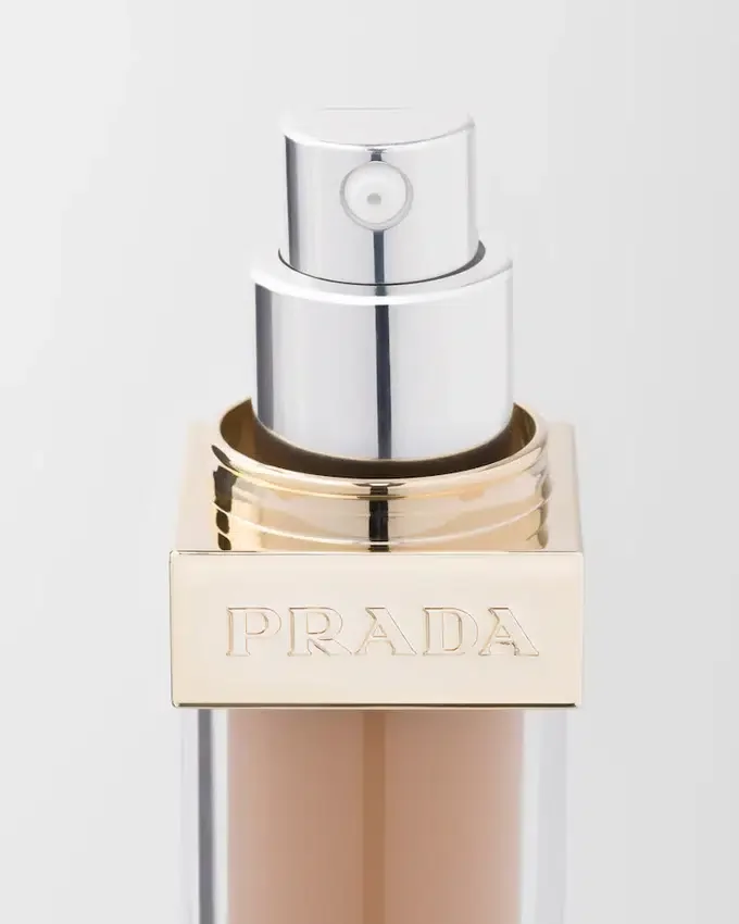 Base de maquillaje optimizadora de la piel Prada Reveal – Mw40 – Medio cálido Base de maquillaje optimizadora de la piel Prada Reveal – Mw40 – Medio cálido