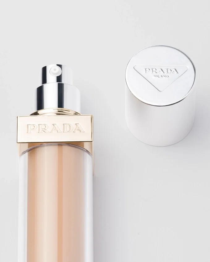 Base de maquillaje optimizadora de la piel Prada Reveal – Mw40 – Medio cálido Base de maquillaje optimizadora de la piel Prada Reveal – Mw40 – Medio cálido