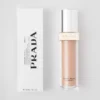 Base de maquillaje Prada Reveal Skin Optimizing – Mw55 – Tono medio cálido Base de maquillaje Prada Reveal Skin Optimizing – Mw55 – Tono medio cálido