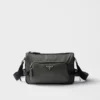 Bolso bandolera mediano de Re-Nylon y piel Saffiano Bolso bandolera mediano de Re-Nylon y piel Saffiano