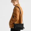 Bolso bandolera mediano de Re-Nylon y piel Saffiano Bolso bandolera mediano de Re-Nylon y piel Saffiano