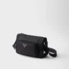 Bolso bandolera mediano de Re-Nylon y piel Saffiano Bolso bandolera mediano de Re-Nylon y piel Saffiano