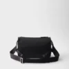 Bolso bandolera mediano de Re-Nylon y piel Saffiano Bolso bandolera mediano de Re-Nylon y piel Saffiano