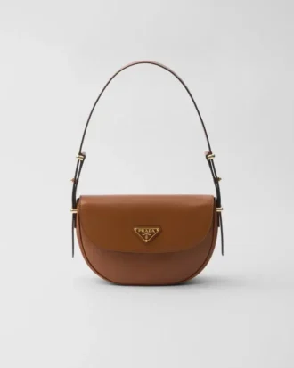 Bolso de hombro de piel Prada Arqua con solapa