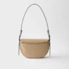 Bolso de hombro de piel Prada Arqua con solapa Bolso de hombro de piel Prada Arqua con solapa