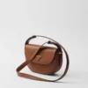 Bolso de hombro de piel Prada Arqua con solapa Bolso de hombro de piel Prada Arqua con solapa