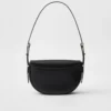 Bolso de hombro de piel Prada Arqua con solapa Bolso de hombro de piel Prada Arqua con solapa