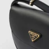 Bolso de hombro de piel Prada Arqua con solapa Bolso de hombro de piel Prada Arqua con solapa