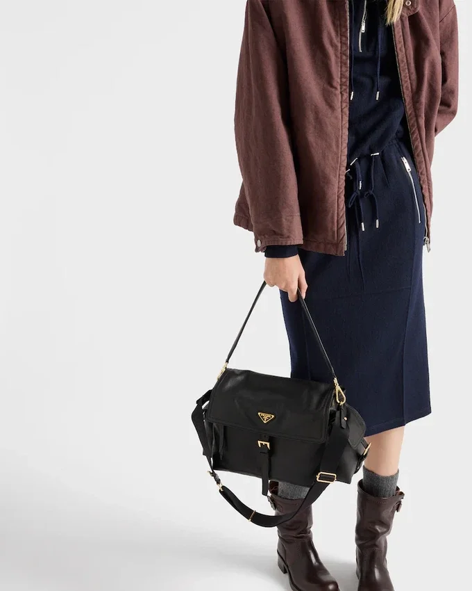 Bolso de hombro grande Prada Explore de piel napa con solapa Bolso de hombro grande Prada Explore de piel napa con solapa