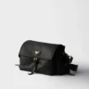 Bolso de hombro grande Prada Explore de piel napa con solapa Bolso de hombro grande Prada Explore de piel napa con solapa
