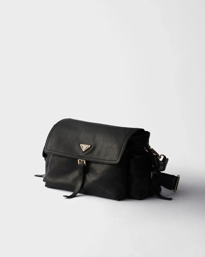 Bolso de hombro grande Prada Explore de piel napa con solapa Bolso de hombro grande Prada Explore de piel napa con solapa