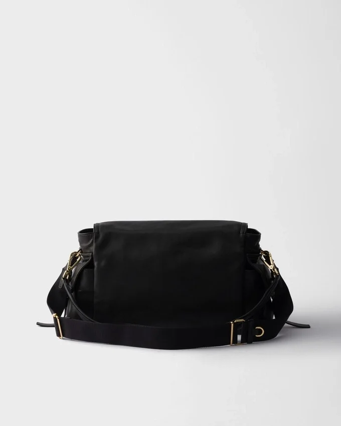 Bolso de hombro grande Prada Explore de piel napa con solapa Bolso de hombro grande Prada Explore de piel napa con solapa