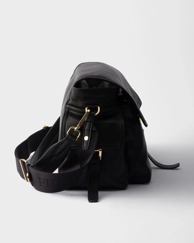 Bolso de hombro grande Prada Explore de piel napa con solapa Bolso de hombro grande Prada Explore de piel napa con solapa