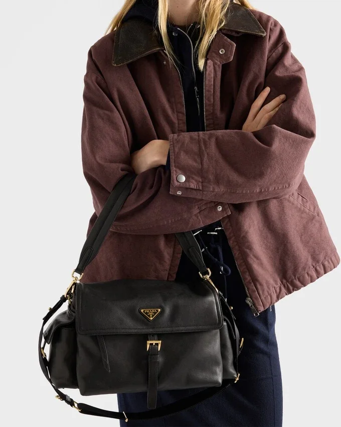 Bolso de hombro grande Prada Explore de piel napa con solapa Bolso de hombro grande Prada Explore de piel napa con solapa