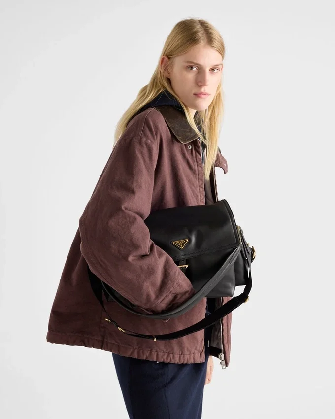 Bolso de hombro grande Prada Explore de piel napa con solapa Bolso de hombro grande Prada Explore de piel napa con solapa