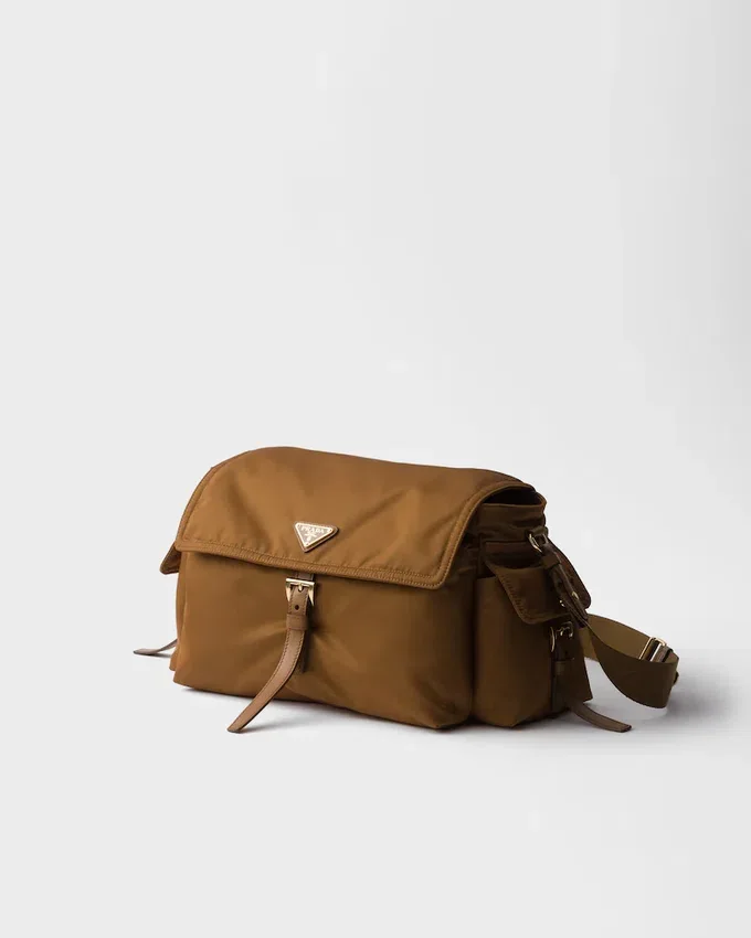 Bolso de hombro grande Prada Explore de Re-Nylon con solapa Bolso de hombro grande Prada Explore de Re-Nylon con solapa