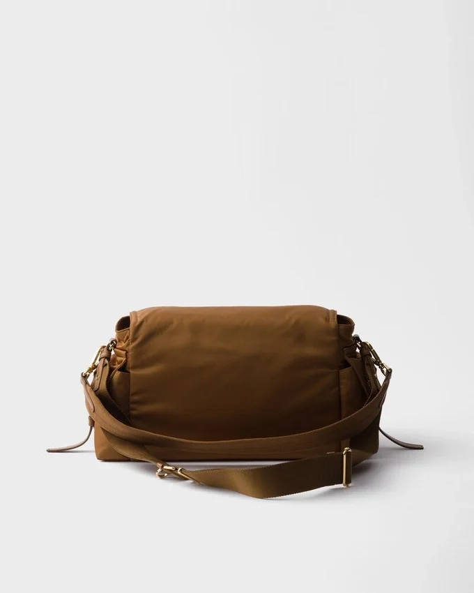 Bolso de hombro grande Prada Explore de Re-Nylon con solapa Bolso de hombro grande Prada Explore de Re-Nylon con solapa