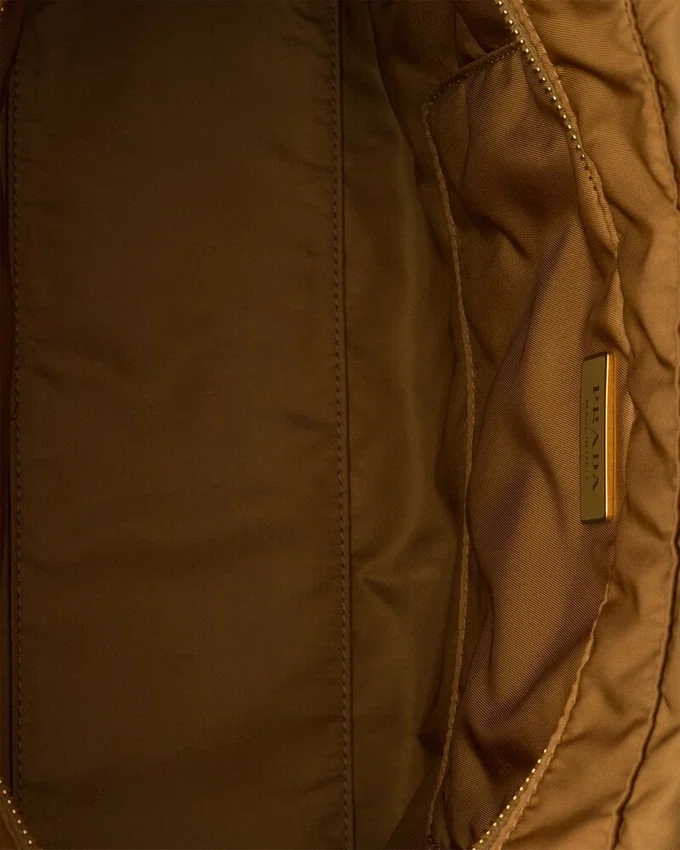Bolso de hombro grande Prada Explore de Re-Nylon con solapa Bolso de hombro grande Prada Explore de Re-Nylon con solapa