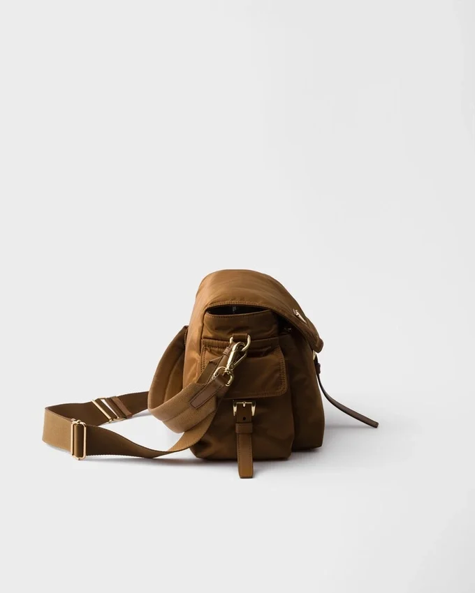 Bolso de hombro grande Prada Explore de Re-Nylon con solapa Bolso de hombro grande Prada Explore de Re-Nylon con solapa