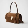 Bolso de hombro mediano de ante Prada Soft de Prada Bolso de hombro mediano de ante Prada Soft de Prada