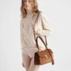 Bolso de hombro mediano de ante Prada Soft de Prada Bolso de hombro mediano de ante Prada Soft de Prada