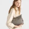 Bolso de hombro mediano de piel Bolso de hombro mediano de piel