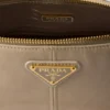 Bolso de hombro mediano de piel Prada Re-Edition 2002 Bolso de hombro mediano de piel Prada Re-Edition 2002