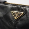Bolso de hombro mediano de piel Prada Re-Edition 2002 Bolso de hombro mediano de piel Prada Re-Edition 2002
