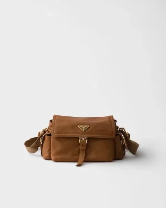 Bolso de hombro mediano «Explore» de Prada en piel napa con solapa