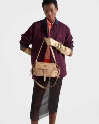 Bolso de hombro mediano «Explore» de Prada en piel napa con solapa