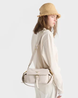 Bolso de hombro mediano «Explore» de Prada en piel napa con solapa