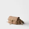 Bolso de hombro mediano «Explore» de Prada en piel napa con solapa Bolso de hombro mediano «Explore» de Prada en piel napa con solapa