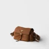 Bolso de hombro mediano «Explore» de Prada en piel napa con solapa Bolso de hombro mediano «Explore» de Prada en piel napa con solapa