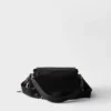 Bolso de hombro mediano «Explore» de Prada en piel napa con solapa Bolso de hombro mediano «Explore» de Prada en piel napa con solapa