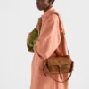 Bolso de hombro mediano «Explore» de Prada en piel napa con solapa Bolso de hombro mediano «Explore» de Prada en piel napa con solapa