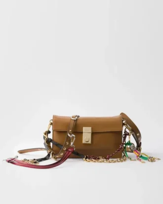 Bolso de hombro pequeño de piel Prada Soft con charms Bolso de hombro pequeño de piel Prada Soft con charms