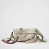 Bolso de hombro pequeño de piel Prada Soft con charms Bolso de hombro pequeño de piel Prada Soft con charms