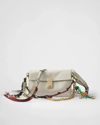 Bolso de hombro pequeño de piel Prada Soft con charms Bolso de hombro pequeño de piel Prada Soft con charms