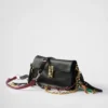 Bolso de hombro pequeño de piel Prada Soft con charms Bolso de hombro pequeño de piel Prada Soft con charms