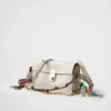 Bolso de hombro pequeño de piel Prada Soft con charms Bolso de hombro pequeño de piel Prada Soft con charms