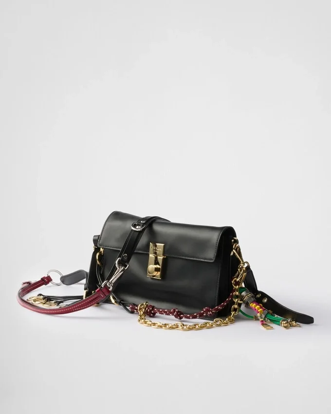 Bolso de hombro pequeño de piel Prada Soft con charms Bolso de hombro pequeño de piel Prada Soft con charms